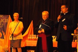 od lewej: Izabela Betler, ks. Tadeusz Giedrys i ks. Michał Mikołajczak  /fot.: zb / 