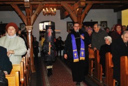 wejście pielgrzymów do kościoła odpustowego  /fot.: zb / 