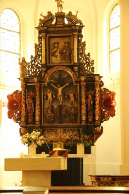 ołtarz w kościele w Trzęsaczu 