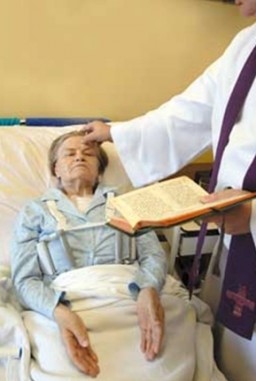 kapłan udzielający osobie chorej Sakramentu Namaszczenia Chorych 